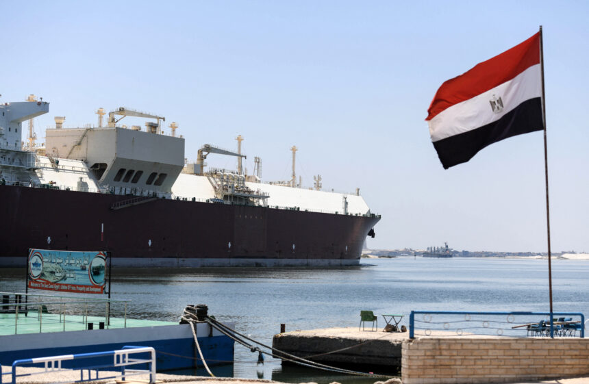 مصر.. جنوح سفينة حاويات في قناة السويس والدفع بأربع قاطرات للتعامل معها