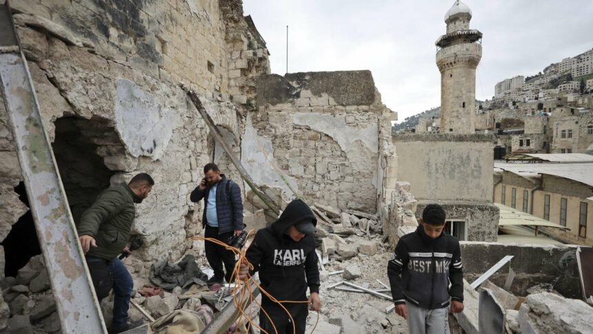إسرائيل تهدم مسجدا فلسطينيا في الضفة الغربية