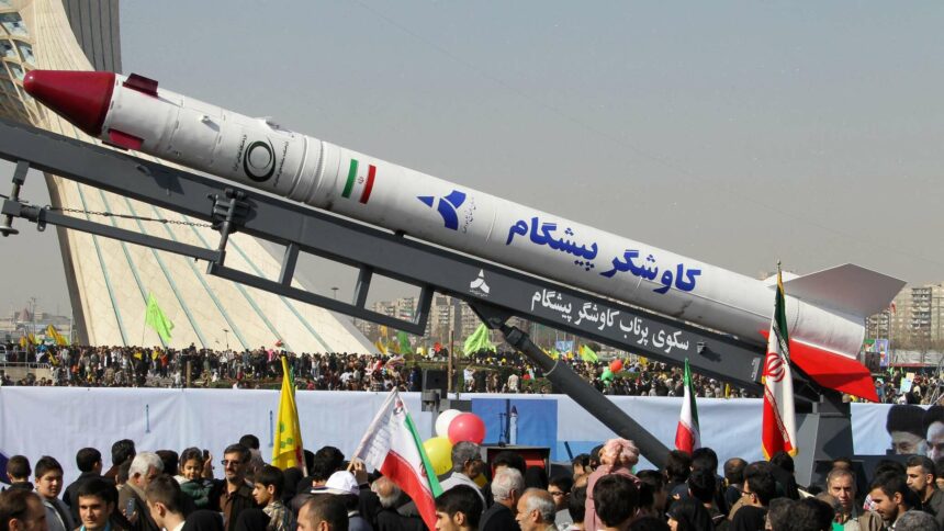 الجيش الإيراني يعلن نجاح تجربة صاروخ باليستي قادر على تدمير أهداف بحرية متحركة