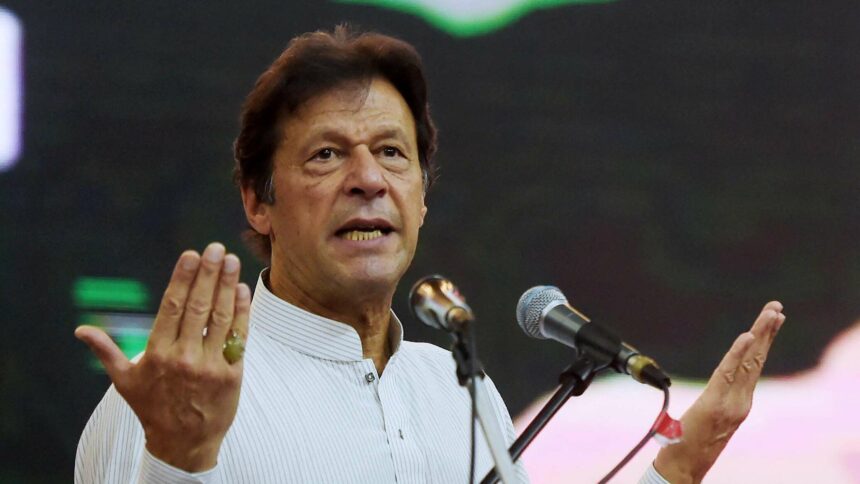 باكستان تحظر على وسائل الإعلام بث خطابات عمران خان