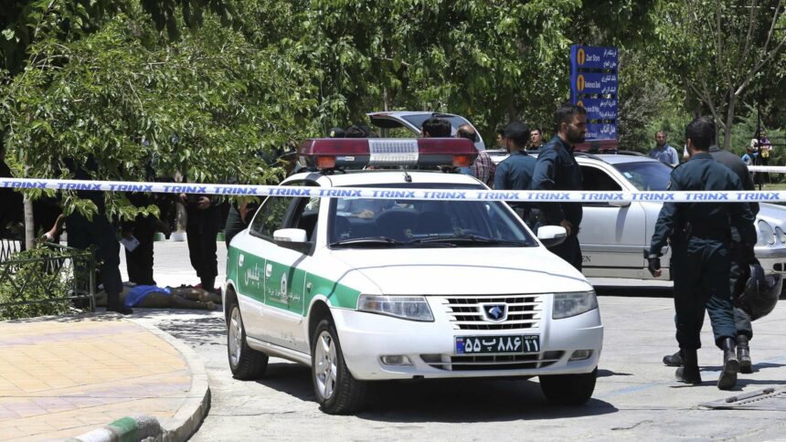 مقتل شرطيين في هجوم مسلح في إيران