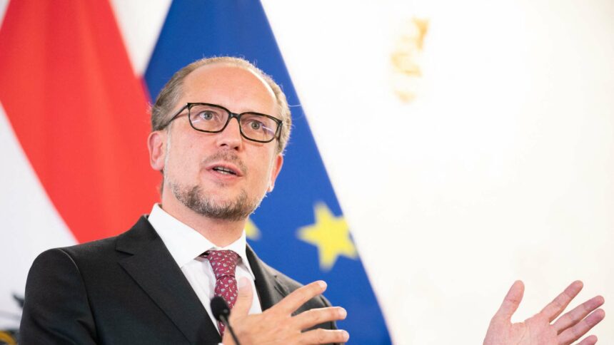 وزير الخارجية النمساوي: لا يمكن إغلاق قنوات الحوار مع روسيا