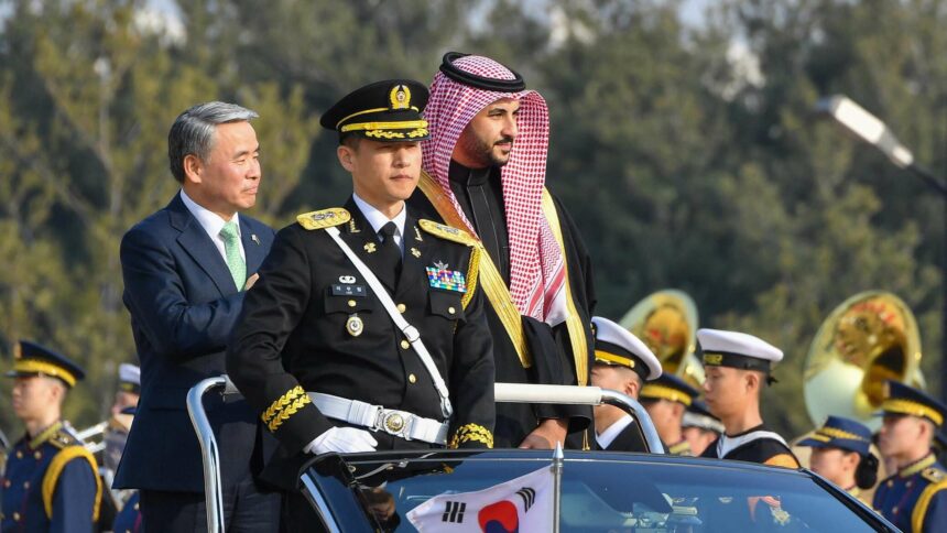 وزير الدفاع السعودي يزور كوريا الجنوبية للمرة الأولى ... وسط تفكير المملكة في الحصول على نظام صاروخي "أرض - جو".