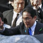 أول تعليق لرئيس الوزراء الياباني بعد انفجار وقع أثناء إلقائه كلمة