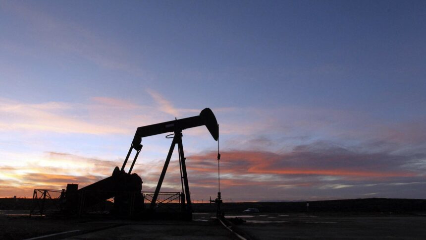 ارتفعت أسعار النفط بشدة مع خفض الإنتاج