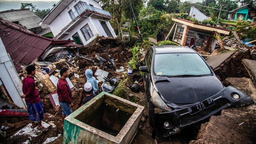 زلزال بقوة 7 درجات يضرب إندونيسيا ويخشى حدوث تسونامي