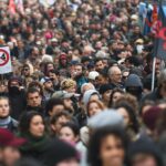 مئات الأشخاص يتظاهرون في باريس احتجاجًا على قانون إصلاح نظام التقاعد الذي تبناه ماكرون ... فيديو
