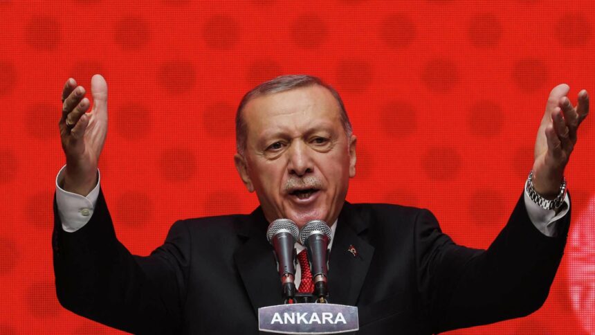 يعرض الرئيس التركي نفسه لمشكلة صحية خلال بث تلفزيوني مباشر