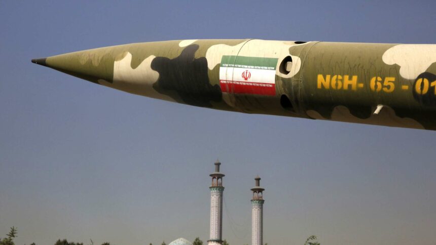 إيران تختبر بنجاح صاروخ فجر 5 المجهز برأس حربي حراري