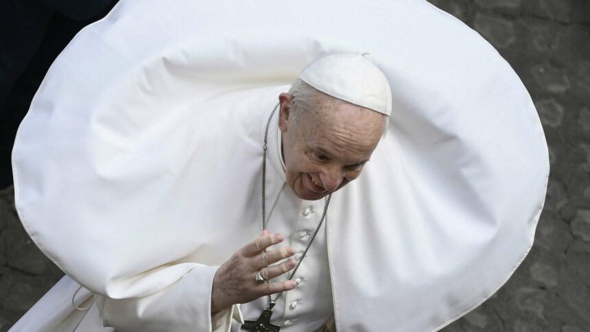 البابا فرانسيس يدعو أوكرانيا للجلوس على طاولة المفاوضات والتخلي عن الهجوم