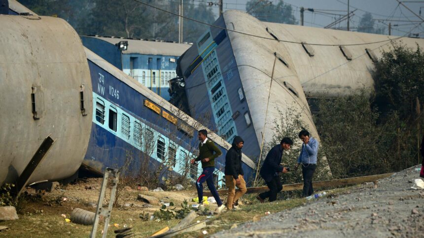 ارتفع عدد قتلى تصادم 3 قطارات في الهند إلى 233