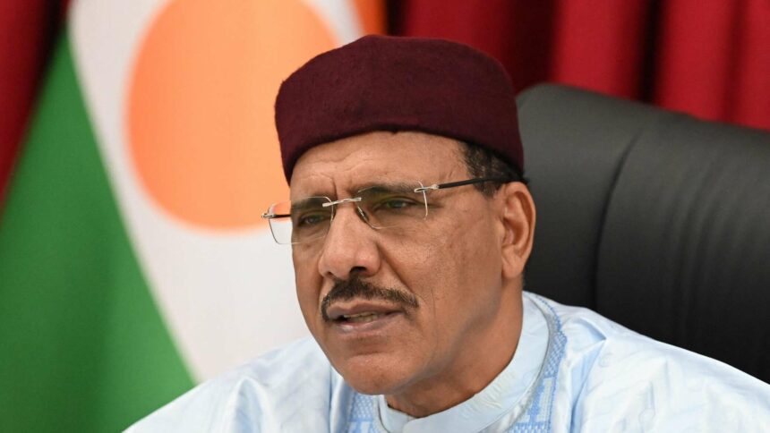 أول تعليق من رئيس النيجر بعد عزله من الحرس الرئاسي
