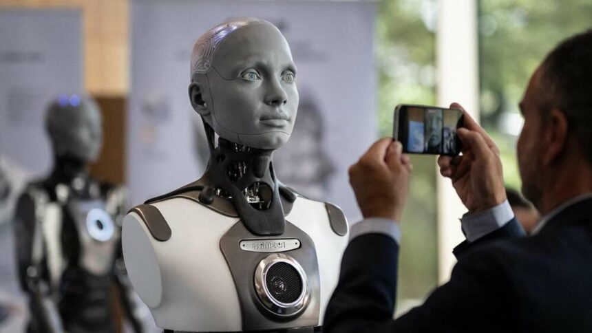 الروبوتات تطمئن البشر: لم نسرق وظائفهم ولن نثور على مبتكرينا ... فيديو