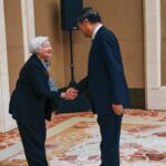 تتعرض وزيرة الخزانة الأمريكية لانتقادات بسبب "انحناءها" لنائب رئيس مجلس الدولة الصيني