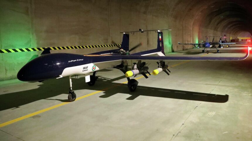 إيران تعرض نسخة متطورة من الطائرة بدون طيار "مهاجر-10"...فيديو