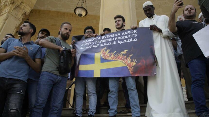 العراقي الذي يعيش في السويد يحرق نسخة من المصحف مرة أخرى أمام البرلمان