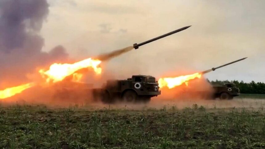 القوات الروسية تدمر مدفعية أوكرانية ذاتية الدفع مخبأة في غابة ... بالفيديو