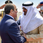 ضاحي خلفان يعلق على ظهور الرئيس الإماراتي بين الناس دون حراسة في مصر