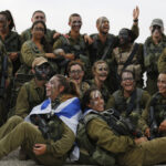 قال لواء سابق في الجيش المصري لقناة RT إن "امرأة إسرائيلية تقود حركة عسكرية على حدود مصر".