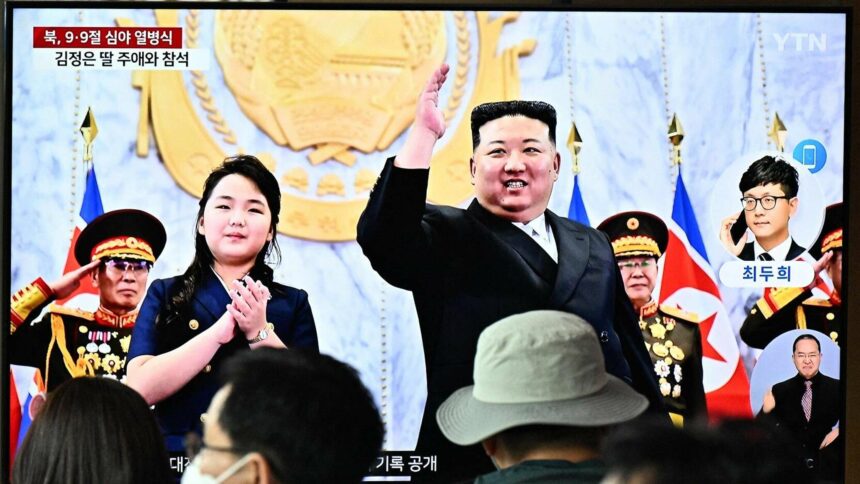 زعيم كوريا الشمالية يشهد عرضا شبه عسكري ضخم بمناسبة الذكرى الـ75 لتأسيس بلاده.. فيديو