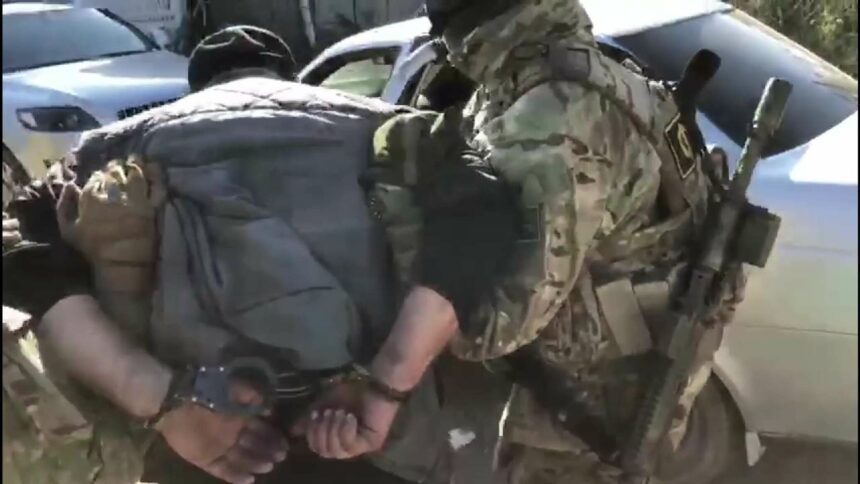 لحظة اعتقال الأمن الروسي لمتواطئين مع القوات الأوكرانية... فيديو