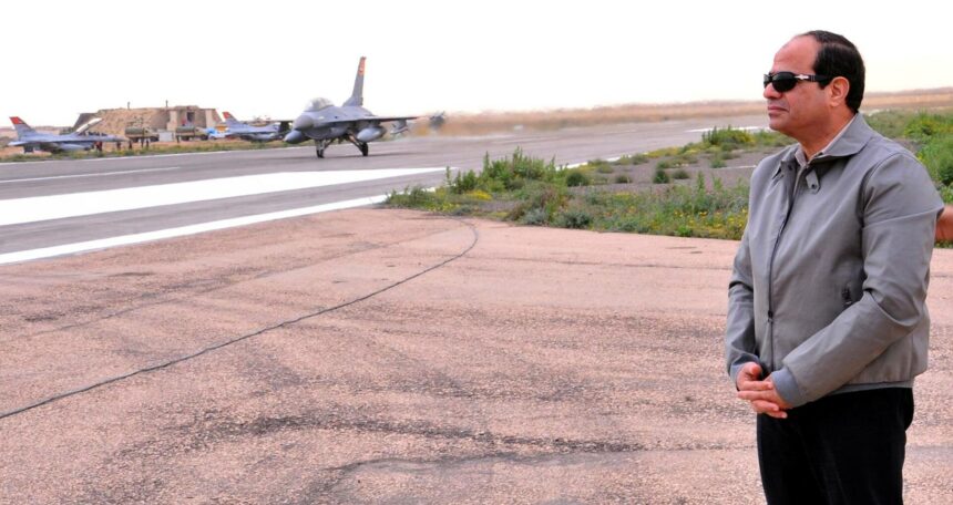 مصر.. السيسي يتفقد طائرات الجيش بمعدات الدعم المتجهة إلى ليبيا والمغرب