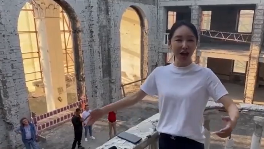 مغنية صينية تثير غضب النظام في كييف بسبب أدائها أغنية "كاتيوشا"...فيديو