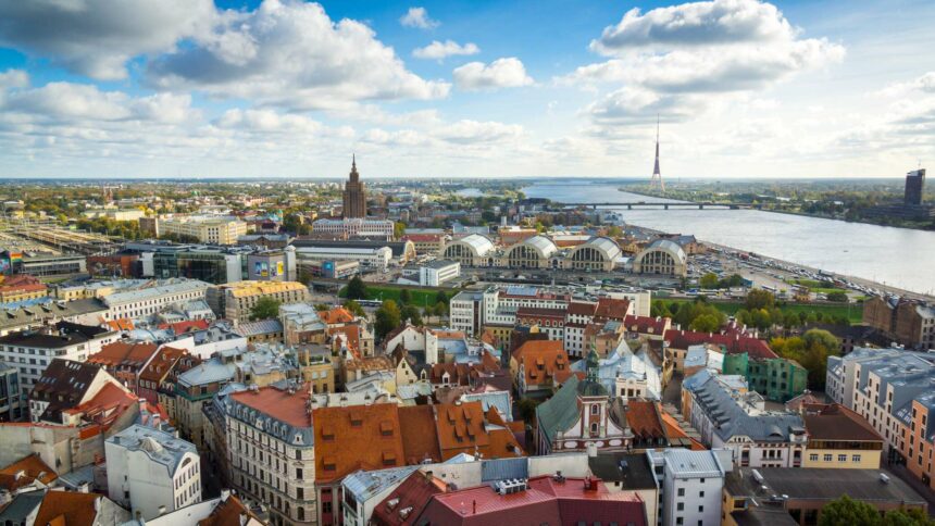 وتدعو روسيا المنظمات الدولية إلى اتخاذ إجراءات ضد التهديدات بطرد الروس من لاتفيا