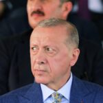 حارس أردوغان الشخصي يقتل نحلة سقطت على كتف الرئيس التركي... بالفيديو