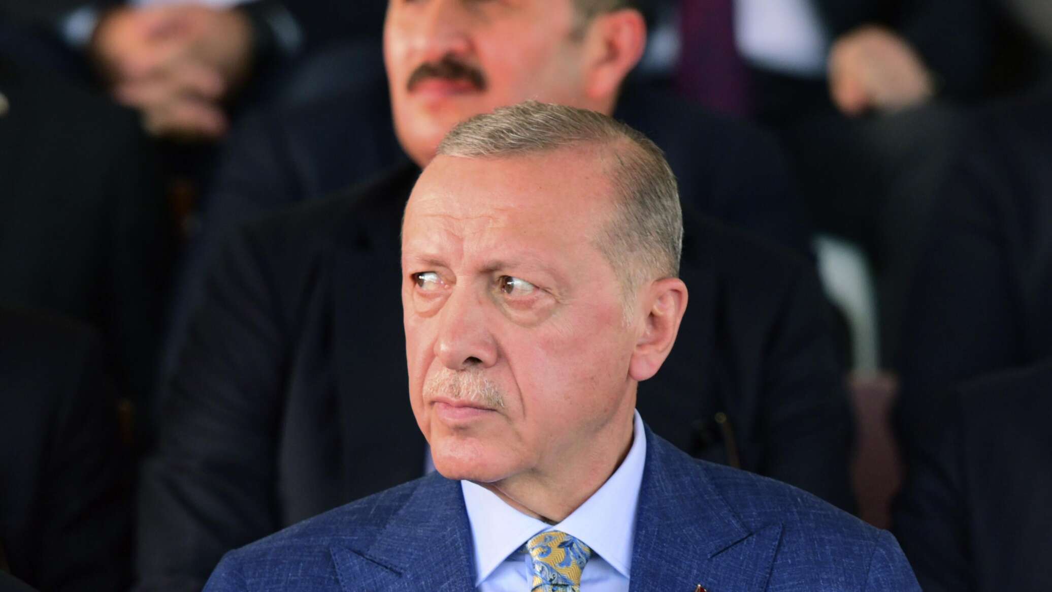 حارس أردوغان الشخصي يقتل نحلة سقطت على كتف الرئيس التركي... بالفيديو