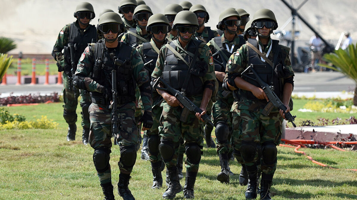 رئيس الحكومة المصرية يتفقد الكتيبة 101 بالجيش المصري على حدود فلسطين