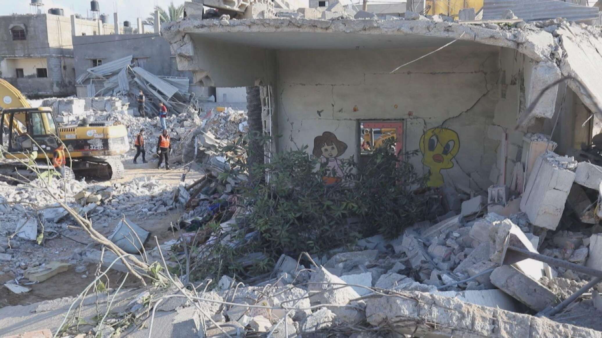 مشهد مؤثر لسحب أطفال من تحت الأنقاض نتيجة القصف الإسرائيلي على بيت لاهيا... فيديو