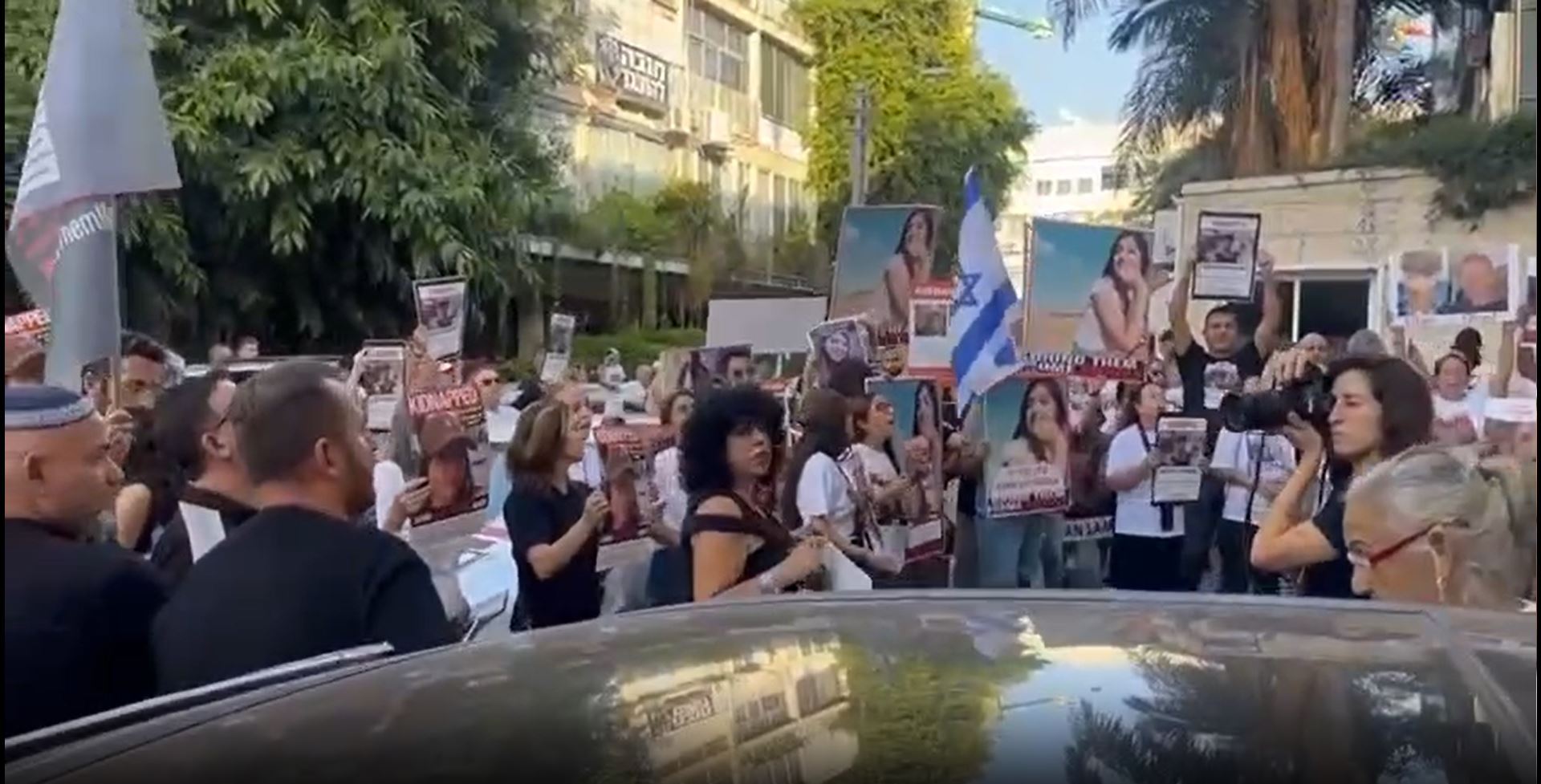 مظاهرة أمام سفارة مصر في إسرائيل احتجاجا على إدخال المساعدات إلى قطاع غزة