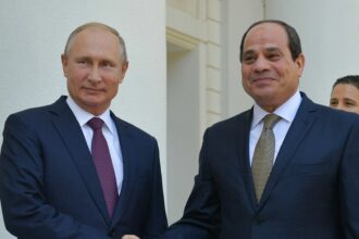 المصريون يشبهون السيسي بالرئيس الروسي في مواجهة الغرب ويطالبونه بالترشح للرئاسة