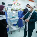 انتصار السيسي تزور أطفالا فلسطينيين بمستشفى العاصمة الإدارية (صور)