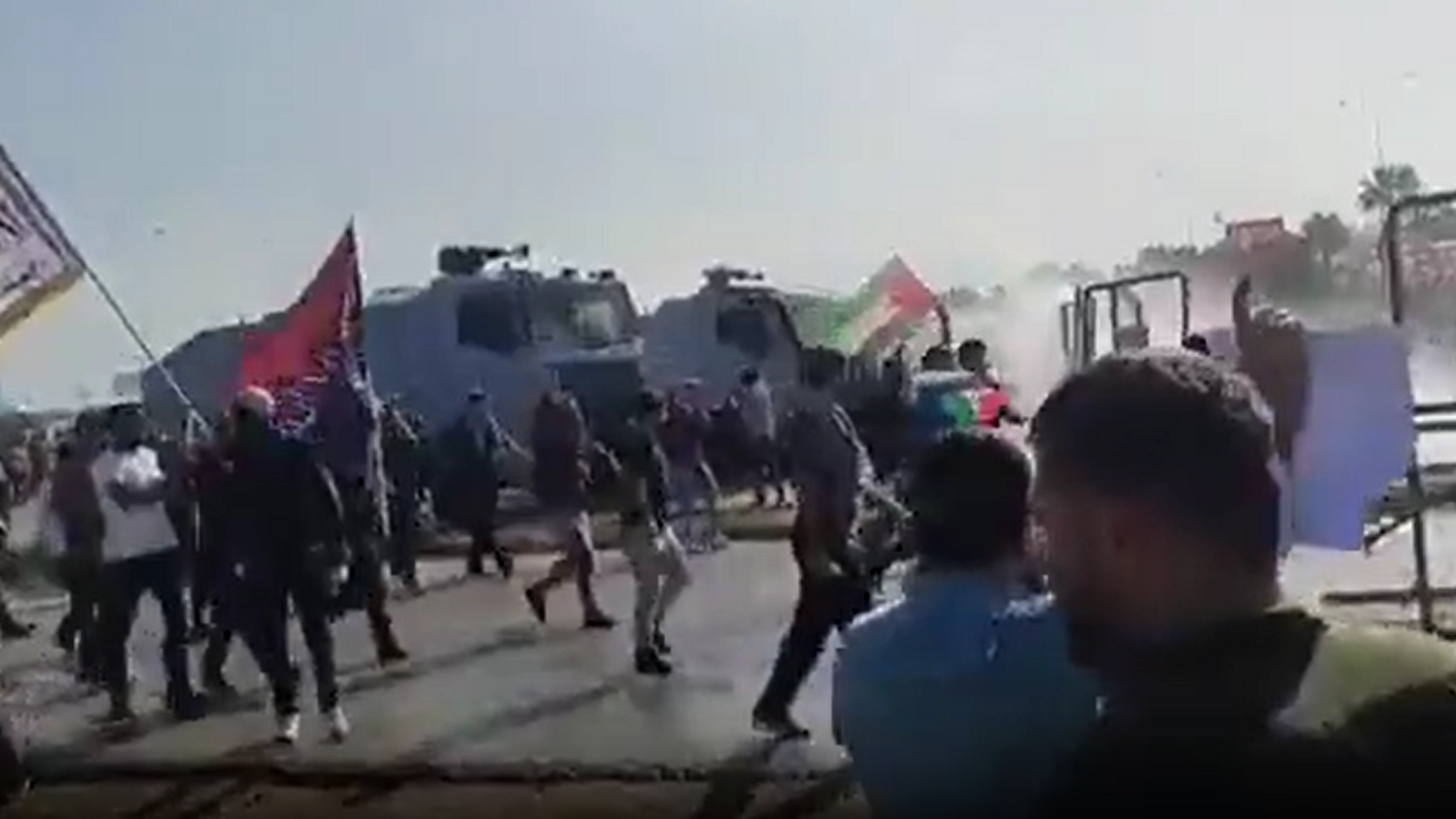 متظاهرون أتراك يحاولون اقتحام قاعدة “إنجرليك” العسكرية الأمريكية.. فيديو وصور