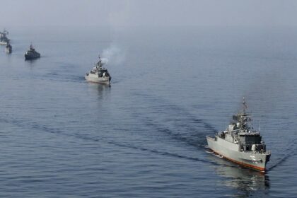 أعلن الحرس الثوري الإيراني أنه احتجز سفينتين تحملان 34 أجنبيا