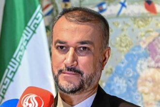 وزير الخارجية الإيراني يقول إن واشنطن ترسل الأسلحة إلى إسرائيل من قواعدها العسكرية بالمنطقة