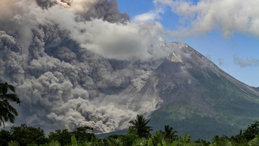 الأبخرة المتصاعدة من بركان ميرابي تصل إلى ارتفاع ينذر بالخطر... فيديو