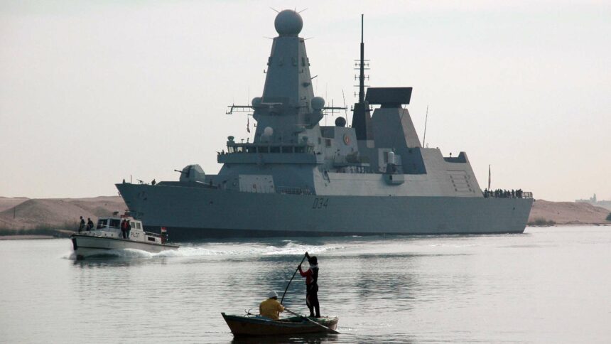 بريطانيا تكشف وضع طاقم السفينة التي تعرضت للهجوم في مضيق باب المندب