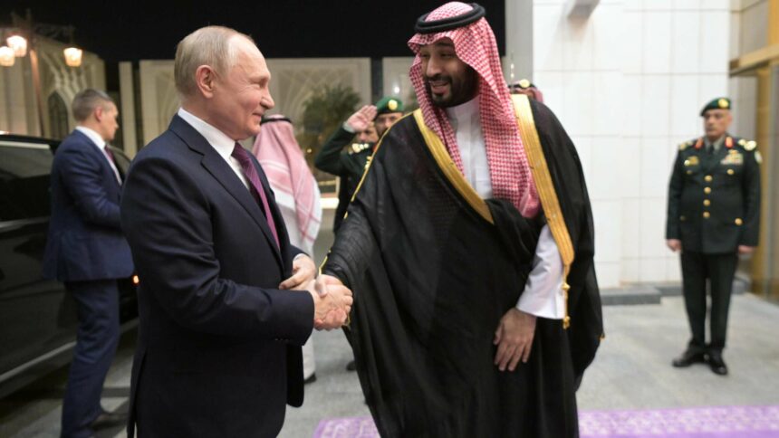 سياسي فرنسي: بوتين يحظى باستقبال مهيب في السعودية