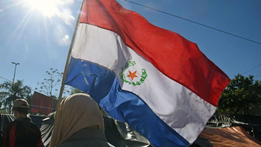 طُرد مسؤول حكومي في باراجواي بعد توقيعه وثيقة مع دولة "مزيفة".