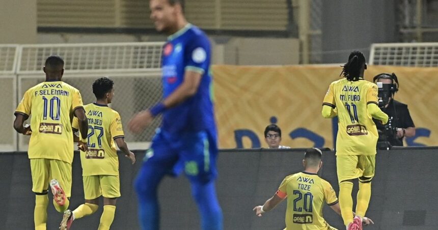 لاعب يتسبب بركلة جزاء ضد فريقه بطريقة غريبة في الدوري السعودي (شاهد)