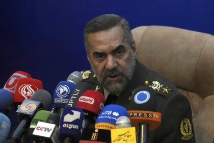 وزير الدفاع الإيراني: الهجمات البريطانية والأمريكية على "أنصار الله" انتهاك صريح للسيادة اليمنية