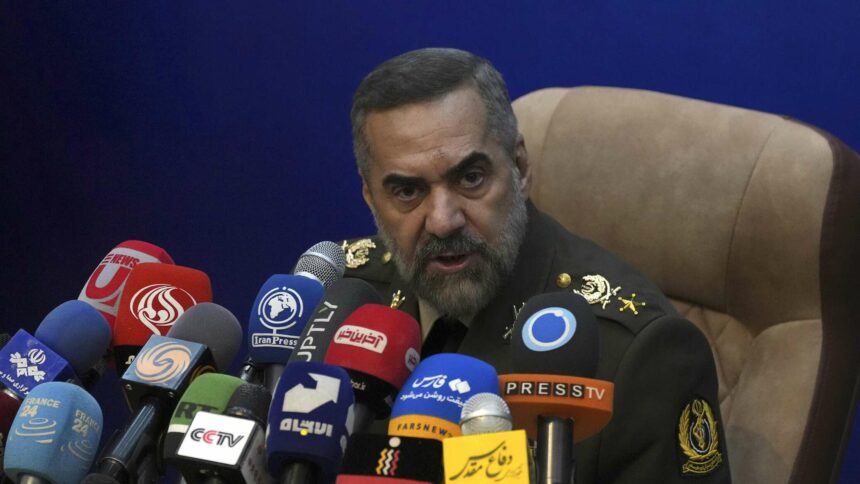 وزير الدفاع الإيراني يرد على محاولة الولايات المتحدة إنشاء قوة بحرية دولية في البحر الأحمر