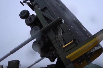 وضع صاروخ ياريس العابر للقارات داخل منصة الإطلاق في قاعدة كوزيلسك الروسية... فيديو