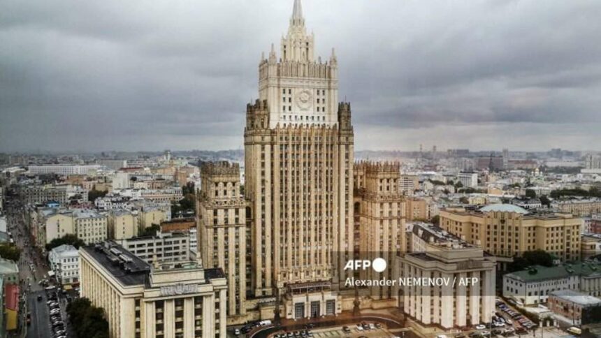 الخارجية: العلاقات الروسية الفرنسية تمر بأزمة عميقة وموسكو منفتحة على الحوار مع باريس