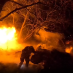 المدافع الروسية توجه هجمات ليلية على أهداف أوكرانية في محور كوبيانسك... فيديو
