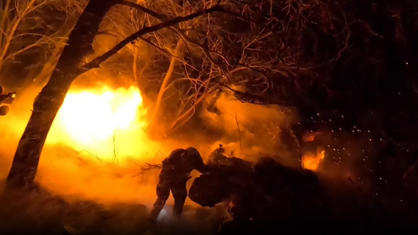 المدافع الروسية توجه هجمات ليلية على أهداف أوكرانية في محور كوبيانسك... فيديو