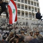 المودعون يشعلون الإطارات أمام مصرف لبنان المركزي